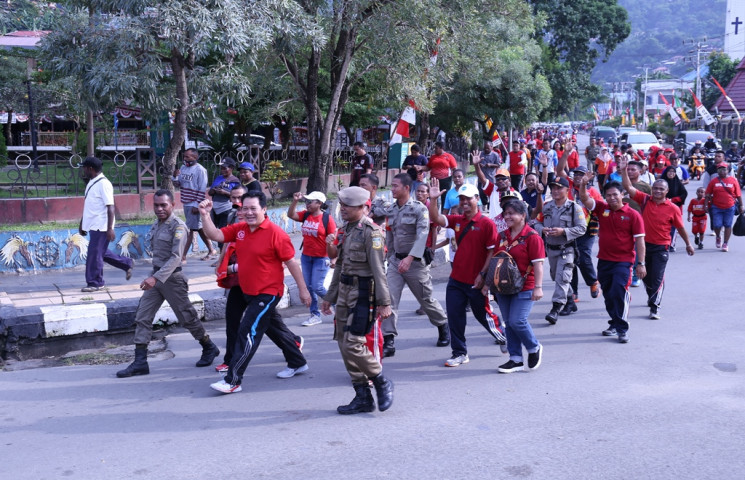 Asisten Loupatty Lepas Jalan Santai HUT Kemerdekaan